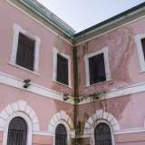 Gi� da qui la bella immagine che avevamo avuto dall�alto inizia a mostrare un�altra faccia: sul muro di fronte al parcheggio compaiono larghe chiazze di muschio e muffa, segno evidente che l�umidit� si sta facendo strada sugli edifici